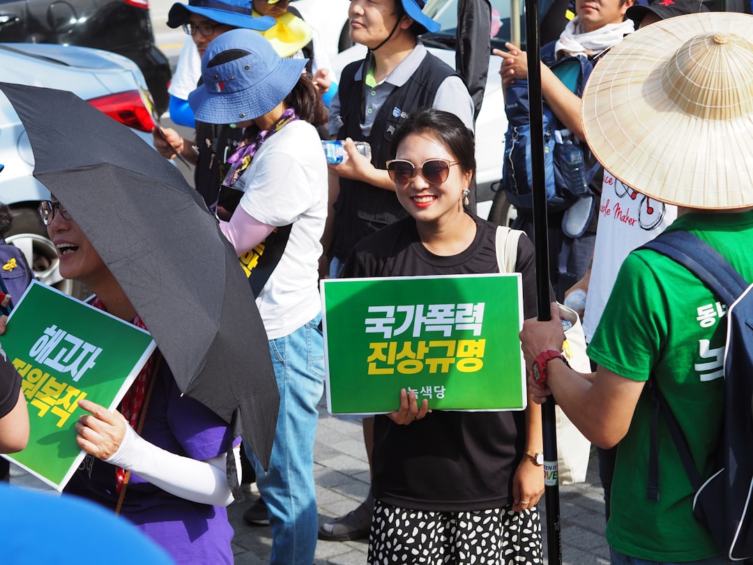 2026년 건강보험 피부양자 등록 조건과 탈락 기준 관련 서류를 살펴보는 사람의 모습, 복잡한 재정 그래프와 차트가 배경에 녹아있음.