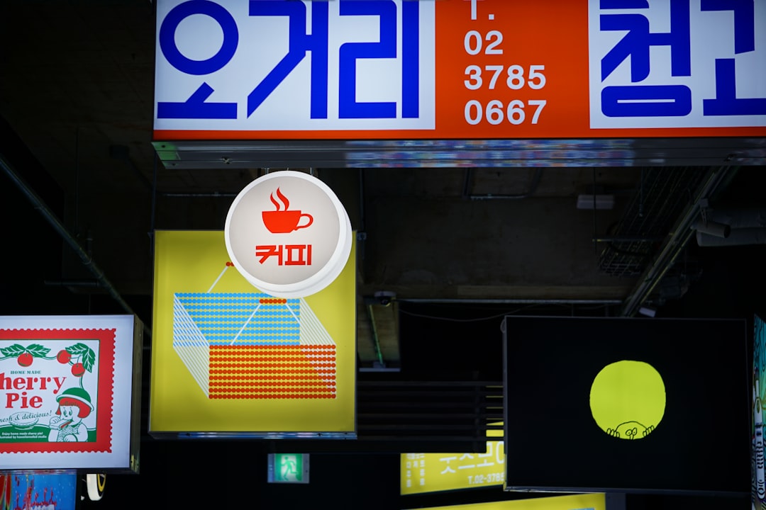 다양한 소득원(연금, 이자, 사업소득)이 합산되어 2,000만원 기준선을 향해 모이는 일러스트