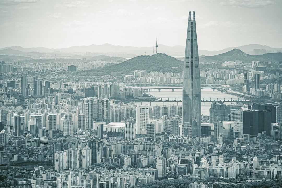 고금리 시대에 신용점수 그래프를 보며 금융 관리를 하는 사람의 모습