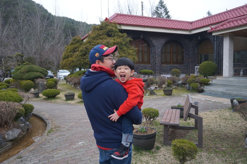 2026년 확대된 다자녀 혜택을 통해 행복하고 안정적인 생활을 누리는 한국 가족의 모습