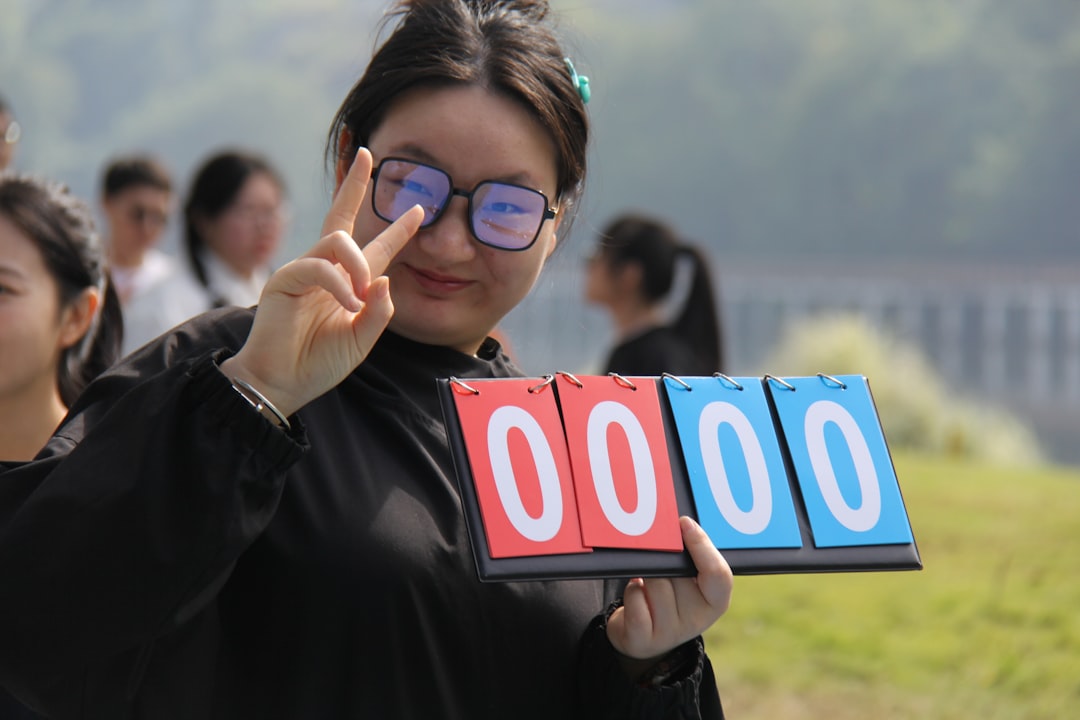 로또 복권에 숫자를 표시하는 손