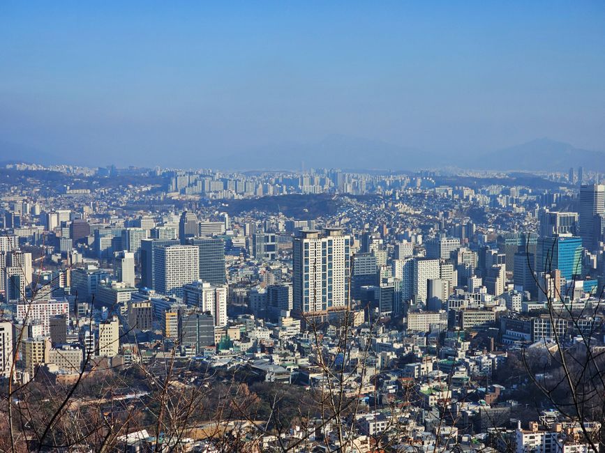 컴퓨터로 부동산 공시가격 관련 서류를 검토하며 걱정하는 표정의 가족.