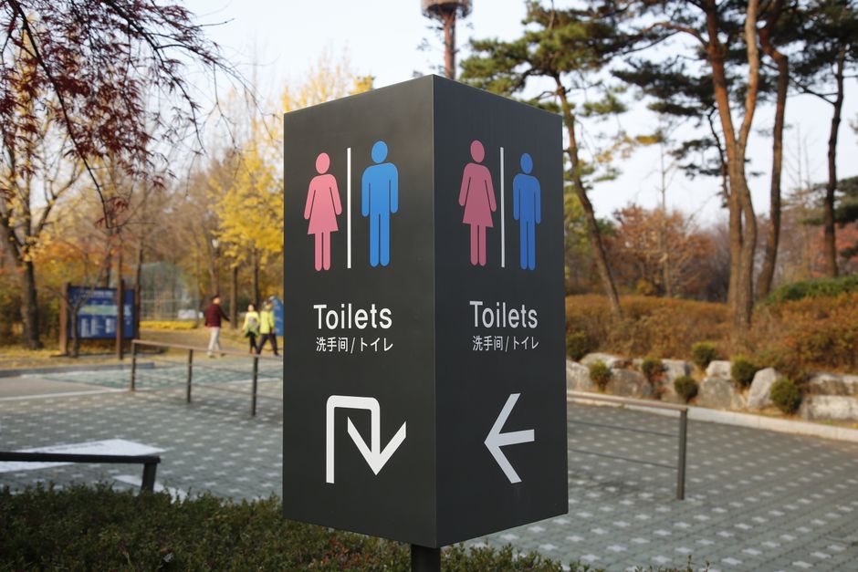 전세의 월세화 현상을 보여주는 그래픽 이미지, 월세 상승과 전세 감소를 표현
