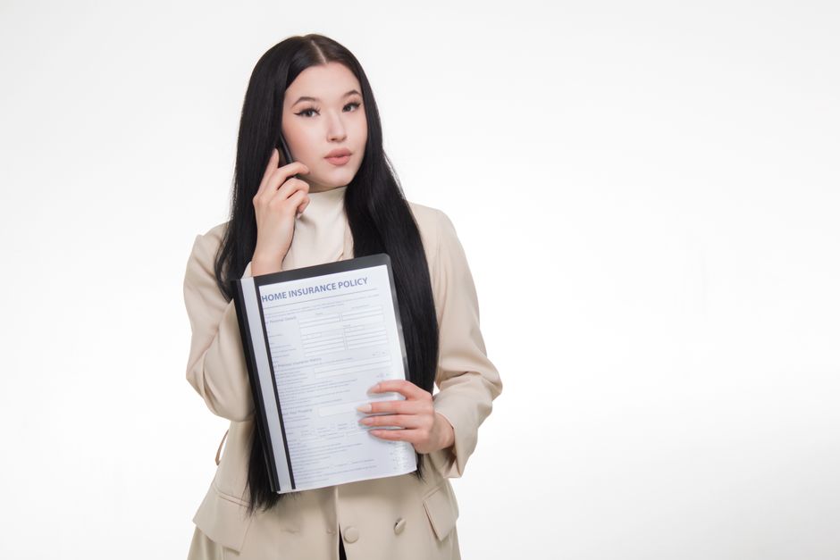 노트북으로 실업급여를 계산하며 정보를 확인하는 사람의 모습