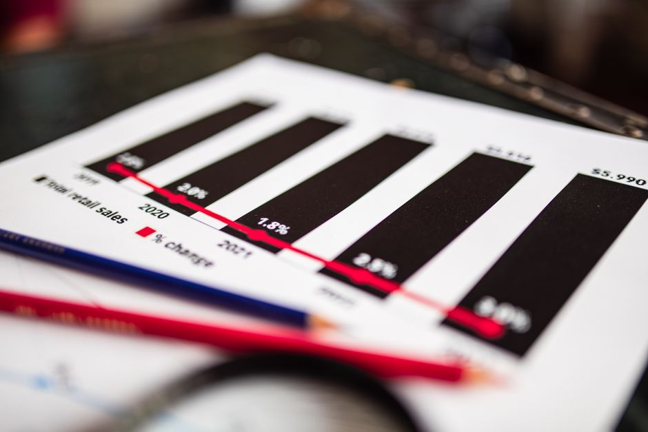 고용보험 가입자 수와 실업급여 지급액의 변화 추이를 보여주는 깔끔한 인포그래픽.