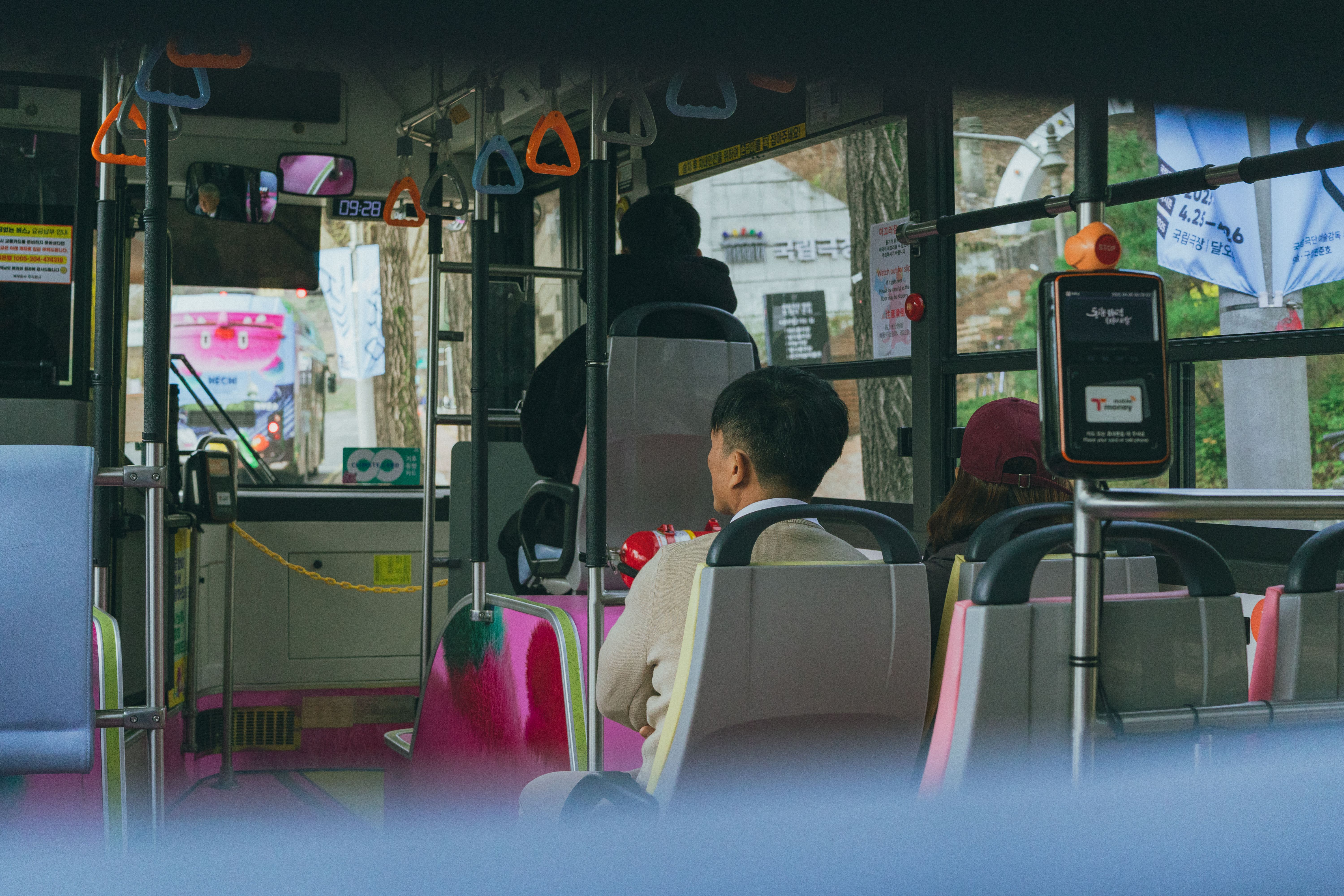 책상 위 임대차 계약서, 주민등록등본, 통장 내역 등 월세 세액공제 관련 서류들.