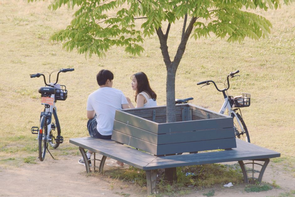 2주 단위 육아휴직 등 유연한 제도 활용을 논의하는 부부