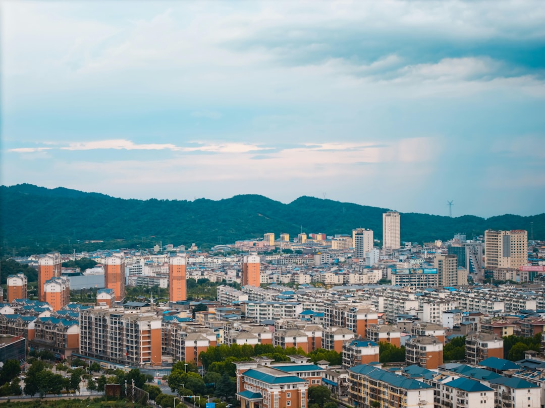 웃으며 이삿짐을 포장하는 사람, 파란색 이사 트럭과 함께 이사 비용을 절약한 만족감을 표현하는 모습