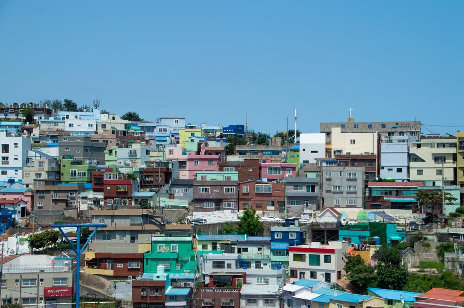 주거급여 신청 서류를 확인하는 사람과 계산기, 펜