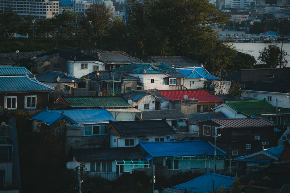 창문으로 햇살이 들어오는 아늑하고 깔끔한 거실 풍경. 안정적인 주거 환경을 상징하는 모습.
