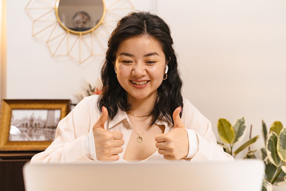 자신의 이름으로 된 통장을 들고 독립적인 삶을 계획하는 청년의 모습.