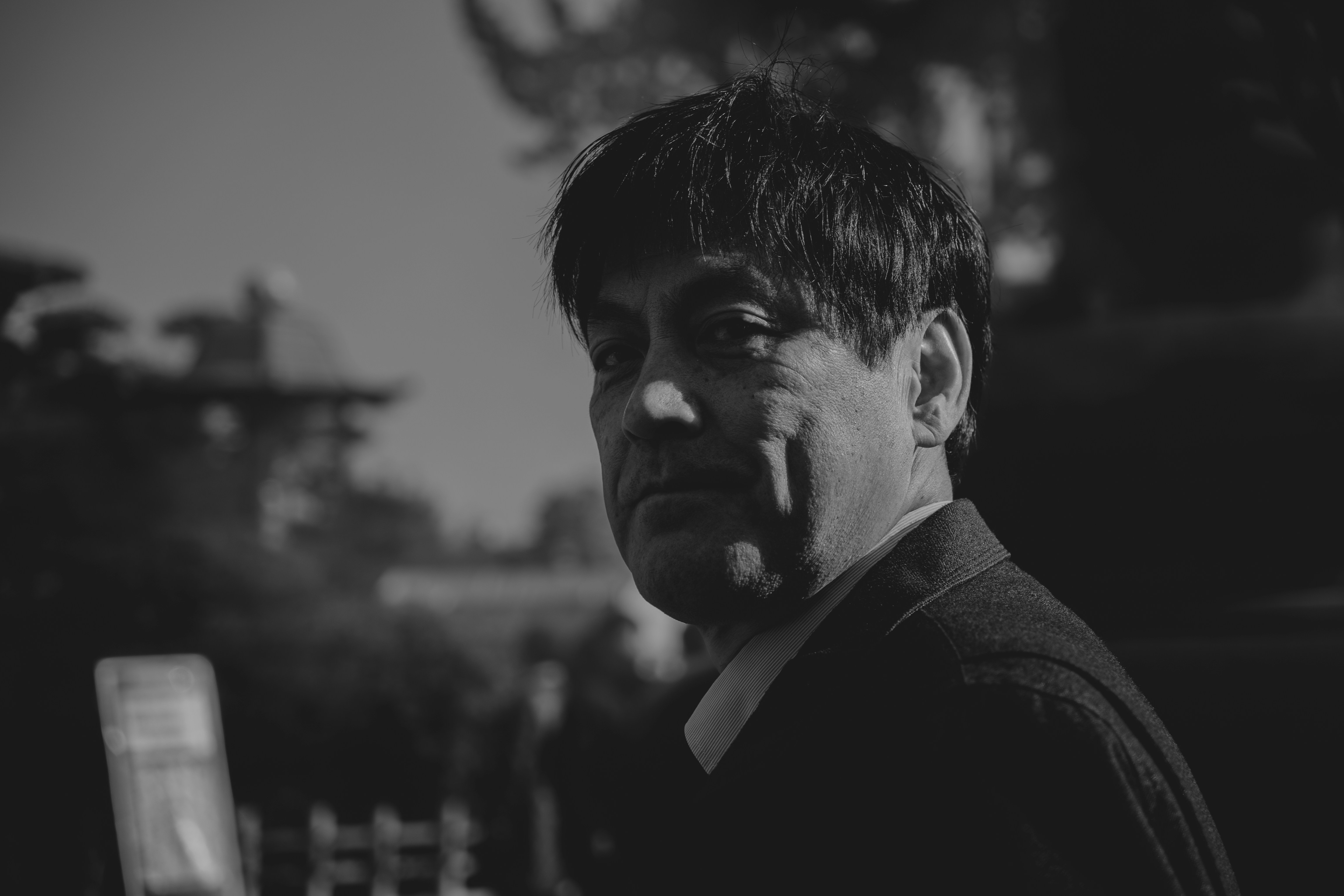 재정 그래프가 보이는 컴퓨터 화면을 보며 생각에 잠긴 노인의 모습. 주택연금을 통한 안정적인 노후 설계를 나타냅니다.