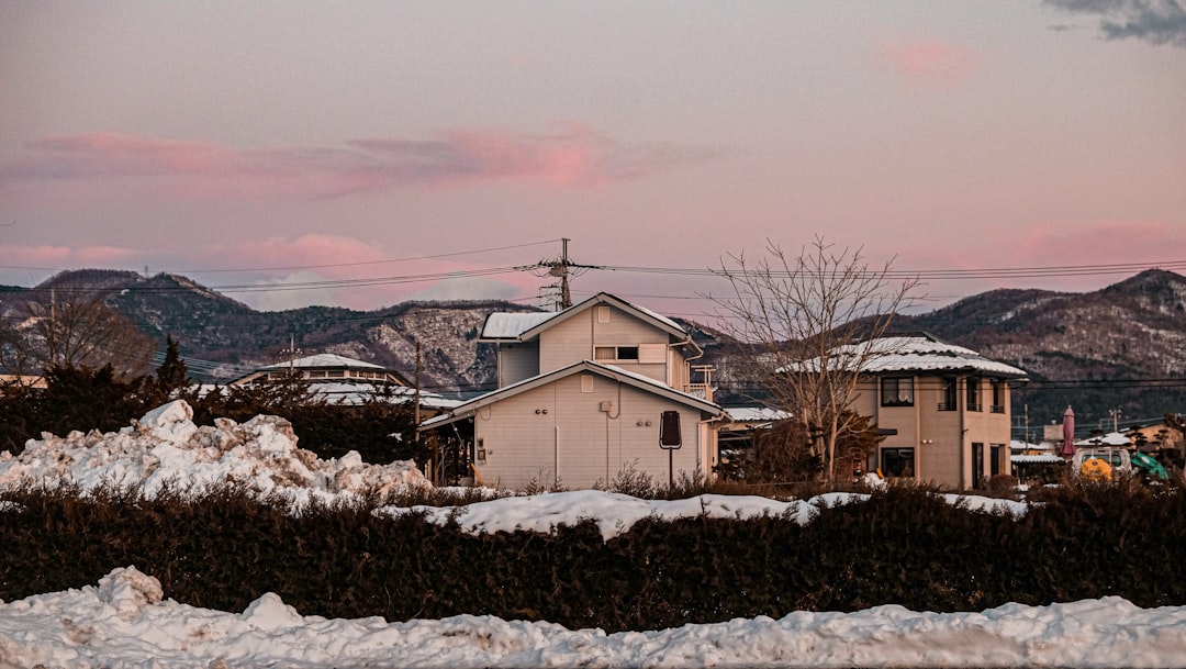 집값 상승 그래프와 꾸준한 월별 수입 흐름을 보여주는 주택연금 장점 시각화 이미지