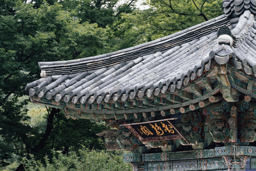 2026년 최저임금 실수령액을 계산하는 사람의 모습과 돈, 달력 이미지
