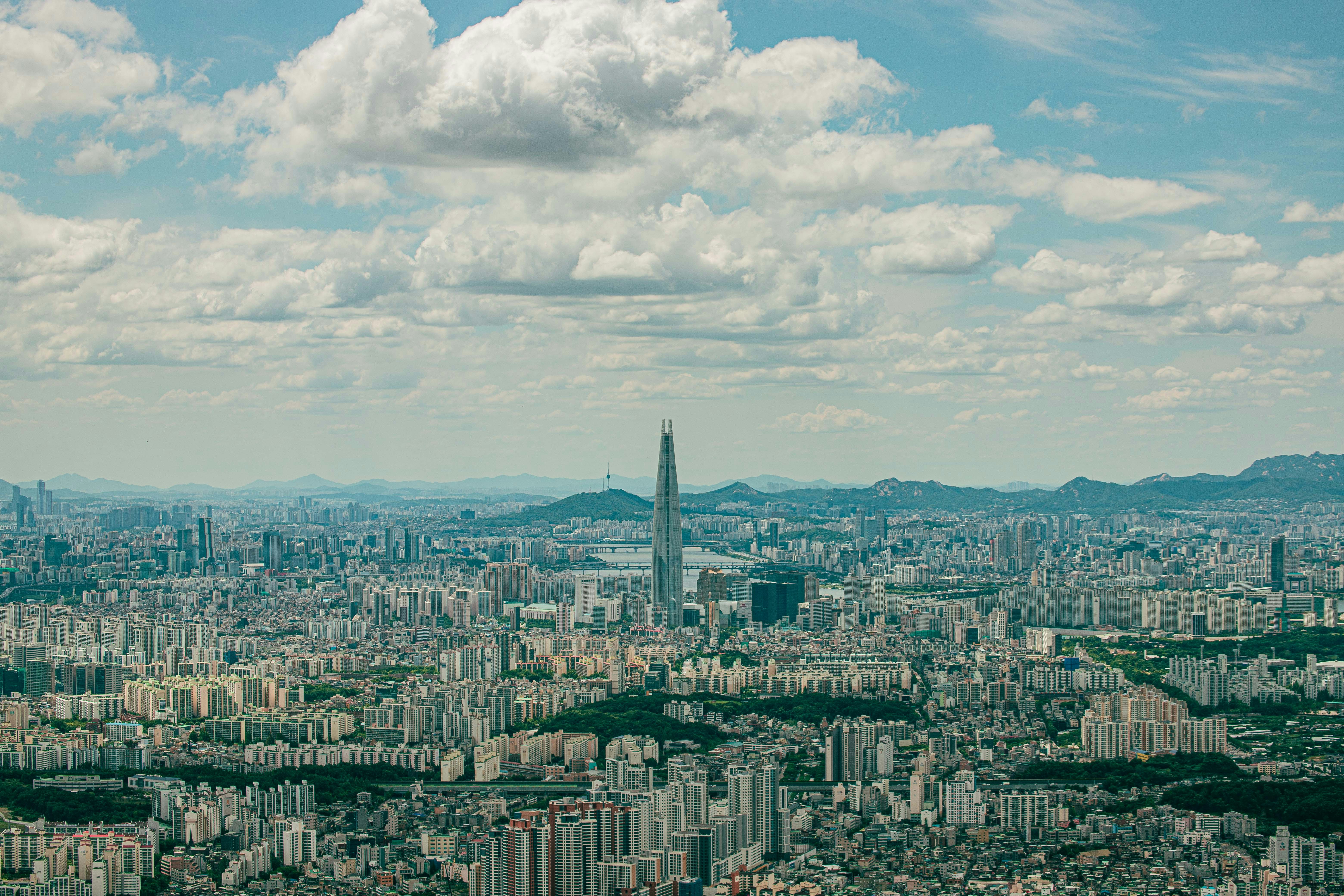MZ세대 청년이 태블릿으로 금융 정보를 확인하며 현명하게 자산 관리를 하는 모습